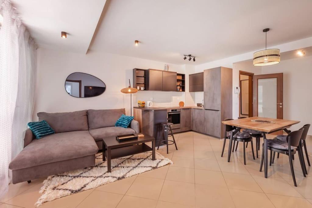 Stylish Two Bedroom Apartment&Garage Parking Place ดูบรอฟนิก ภายนอก รูปภาพ