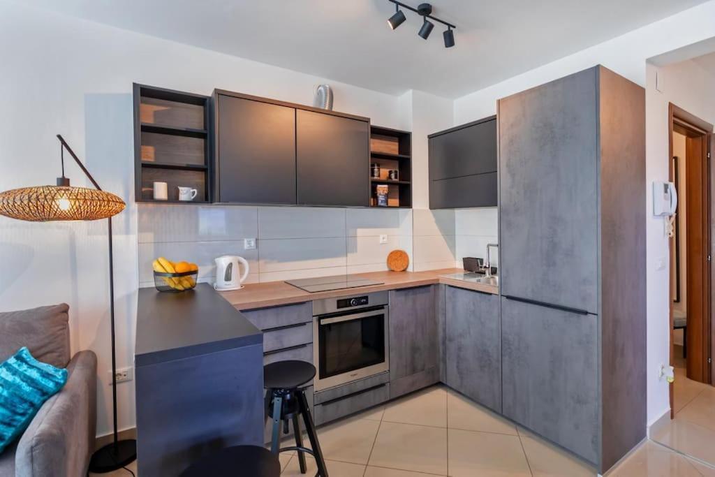 Stylish Two Bedroom Apartment&Garage Parking Place ดูบรอฟนิก ภายนอก รูปภาพ